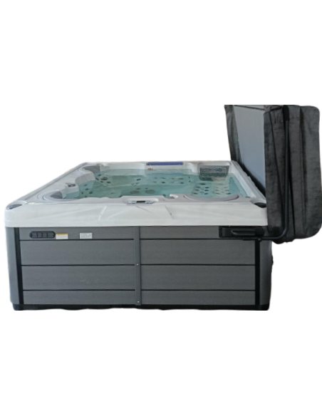 Le spa BIARRITZ 2.3m * 2.3m de chez Ligne Spa avec lève couverture fixé sur l'habillage